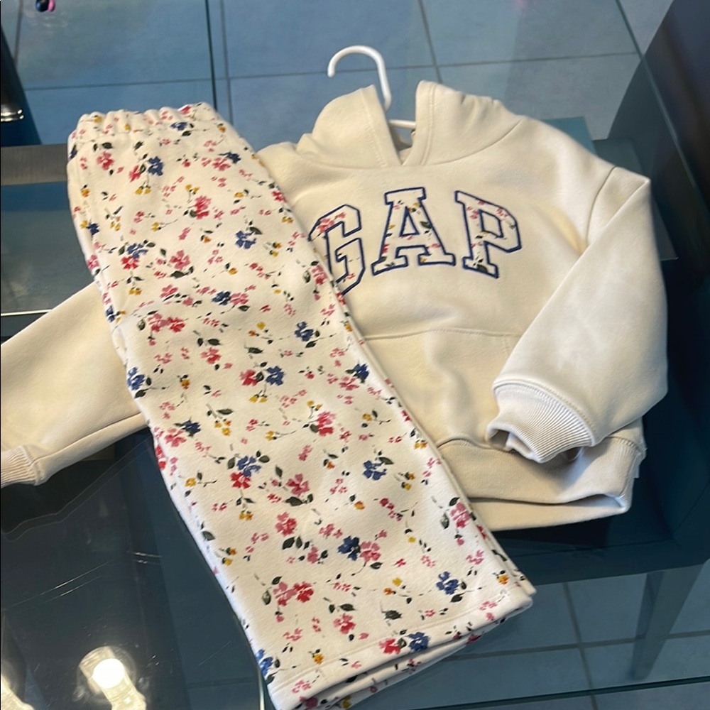 GAP Cream Floral Leggings for a Springtime Look